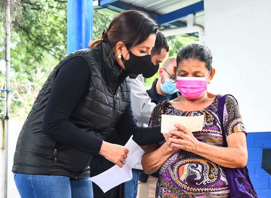 Gobierno entrega aporte económico a familias afectadas por deslave en Nejapa gobierno-entrega-aporte-economico-a-familias-afectadas-por-deslave-en-nejapa